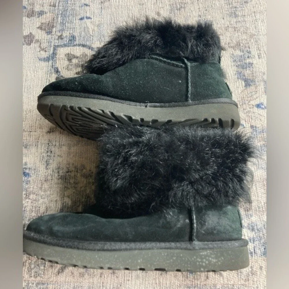 Ugg Women’s short black boot size 7. Great used condition! Read below!